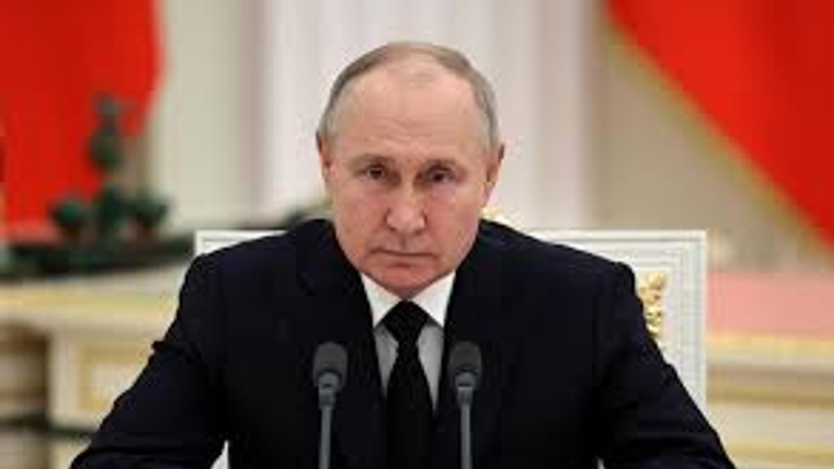 Vladimir Putin Warns NATO of Potential Nuclear Response if Russia Kaliningrad Territory Comes Under Attack