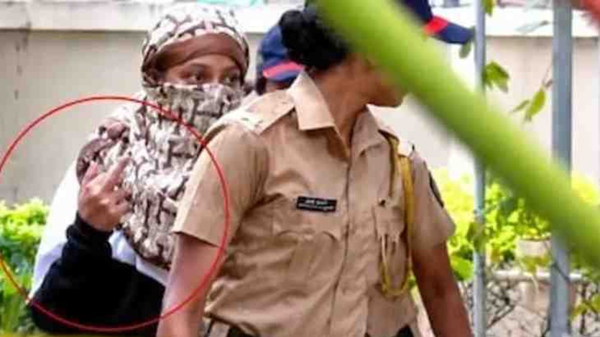 Ketan Agarwal Murder Siya Goyal Shows Middle Finger To Media During Police Escort