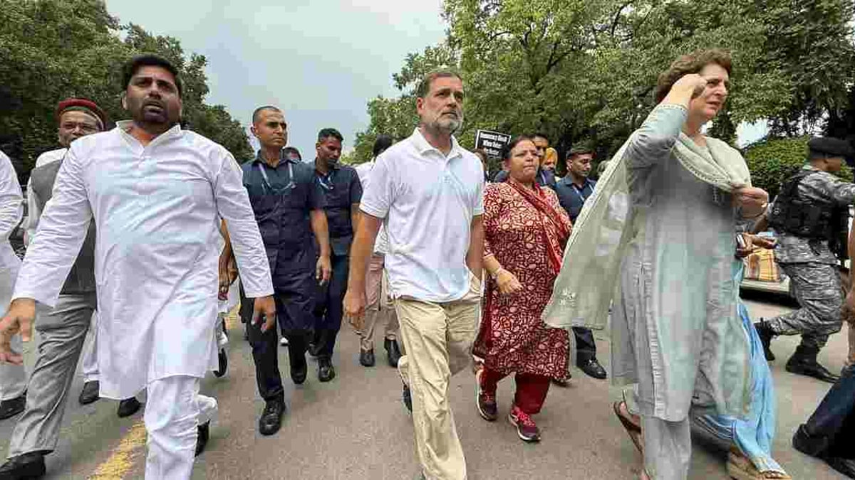 Congress Leaders Detained Outside PM Residence As Rahul Gandhi Leads Flash Protest Over CJP March Crackdown