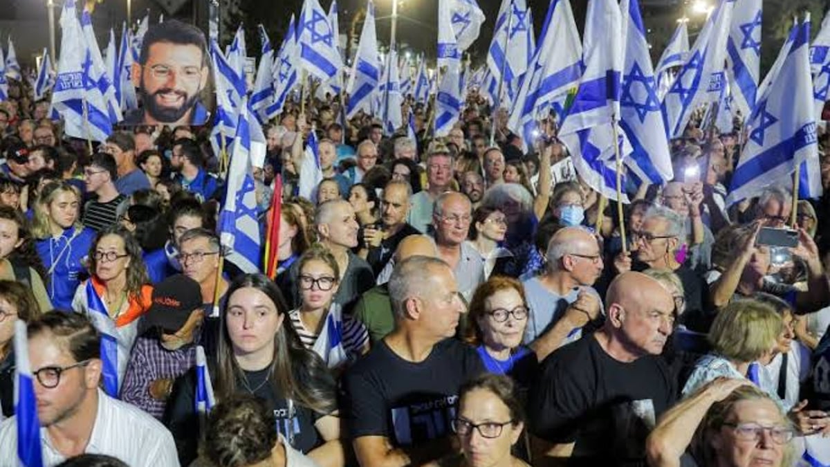 Israelis Protest Against Netanyahu Just Before Election Demanding Independent Inquiry Into Security Failures