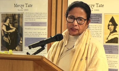 Mamata Banerjee Confronts Protesters During Oxford Speech, Handles Disruption with Strong Response