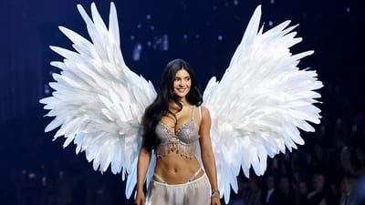 Kylie Jenner Makes Victoria Secret Runway Debut Wearing 50 Million Dollar Diamond Fantasy Bra Handcrafted Over Thousand Hours