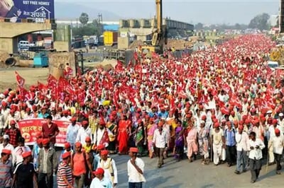 Modi Govt. bans onion exports. Farmers on protest.