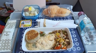 Vistara’s Meal Coding Sparks Debate: Woman Criticizes ‘Veg for Hindus, Non-Veg for Muslims’ Label, Former Jet Airways CEO Clarifies