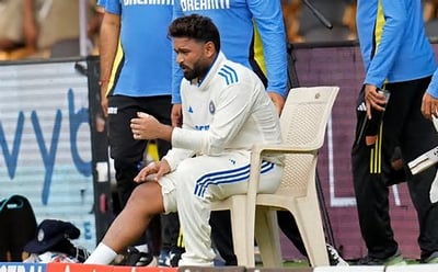 Yashasvi Jaiswal Suffers Injury Scare After Catching Daryl Mitchell, Replaced by Axar Patel